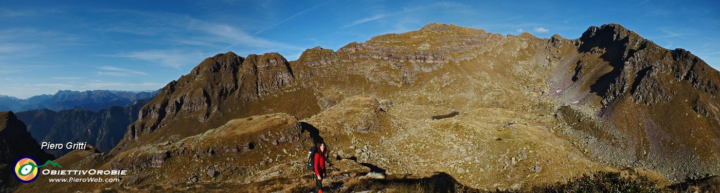 77 Panoramica dal Tre Pizzi verso la costiera del Pietra Quadra.jpg